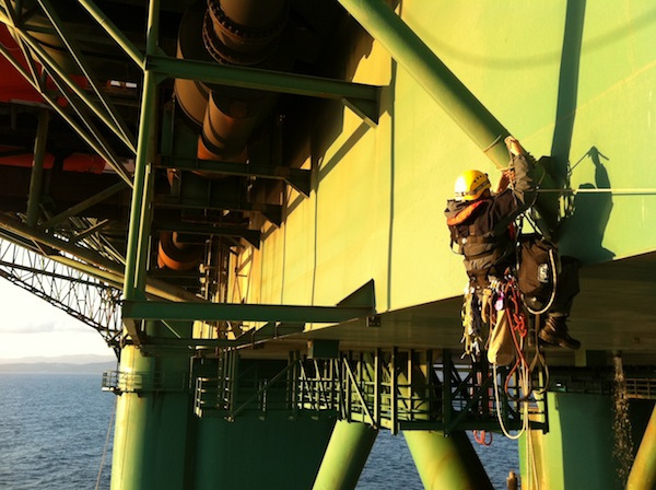 Des cordistes à l'assaut d'une plateforme pétrolière