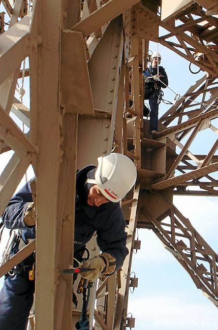 La société grecque Stelma ravale la Tour Eiffel