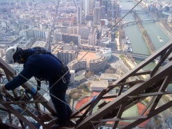 La société grecque Stelma ravale la Tour Eiffel