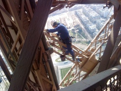 La société grecque Stelma ravale la Tour Eiffel